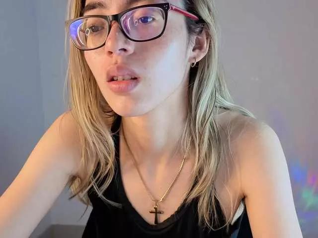 Offline Charlotte-glasses on BongaCams
