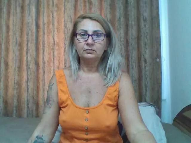 Offline chaudeevely on BongaCams