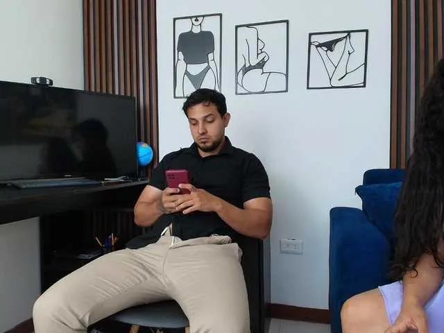 Offline couplee-horny on BongaCams