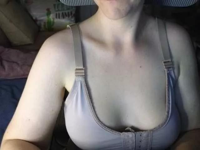 Offline CreamyWoman on BongaCams