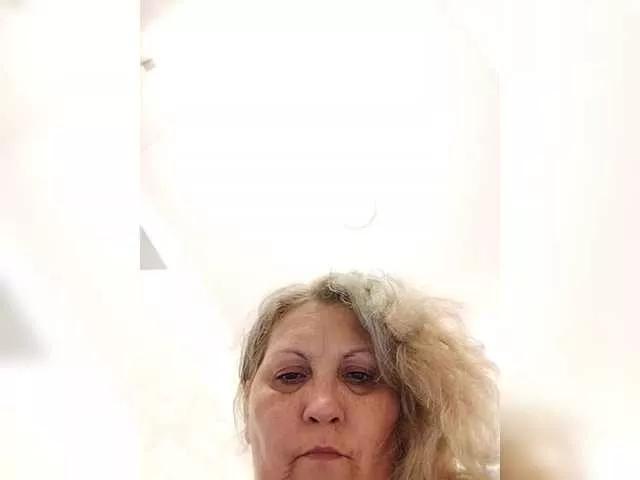 Freechat DivineBlond on BongaCams