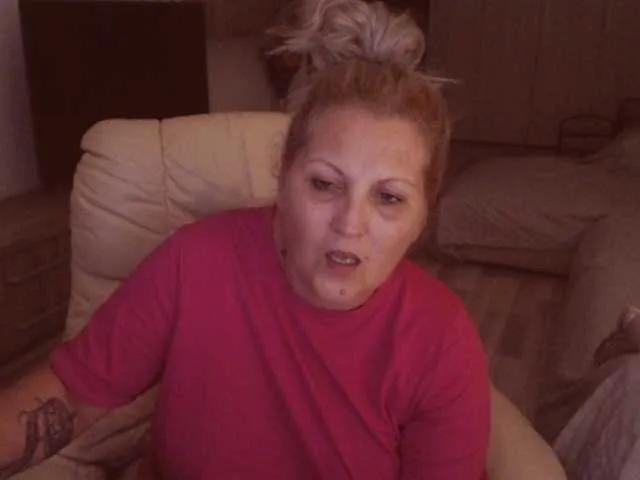 Freechat DivineBlond on BongaCams