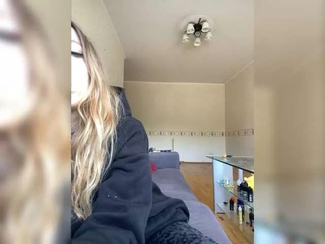 Freechat Emmalove13 on BongaCams