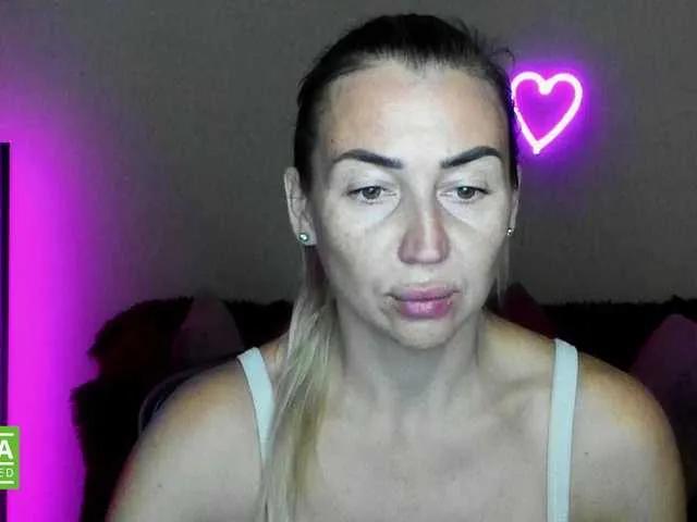 Offline Jullyblondkiss on BongaCams