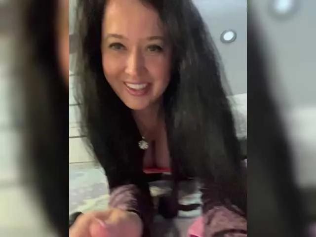 Offline LoveCatsuit on BongaCams