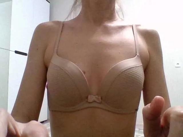 Offline Mari27121 on BongaCams