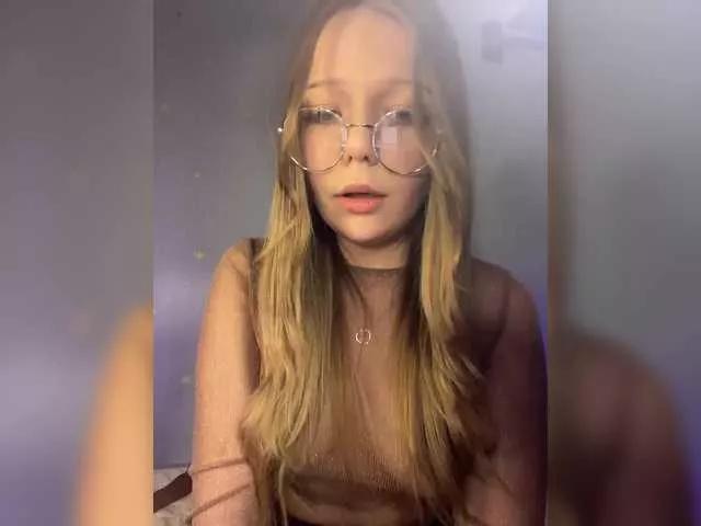 Offline MelMooon on BongaCams