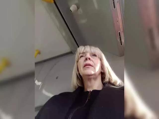 Offline mery8poppins on BongaCams