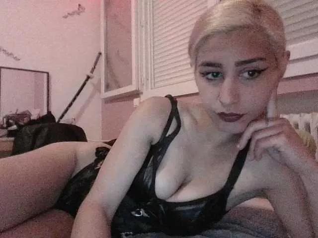 Offline Robineee13 on BongaCams