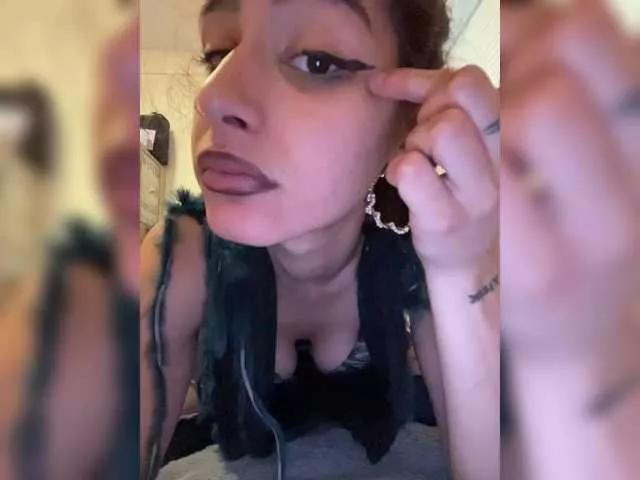 Offline Robineee13 on BongaCams