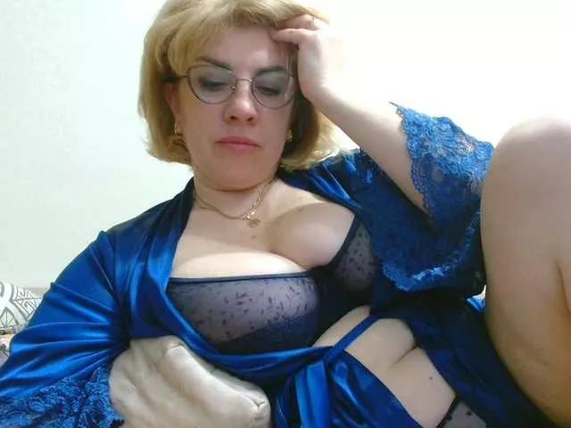 Offline rosewind8 on BongaCams