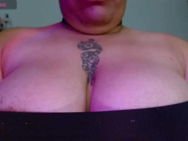 Offline saramorales1 on BongaCams