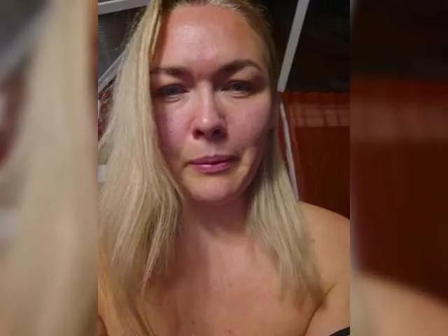 Yesenia-1 on BongaCams 