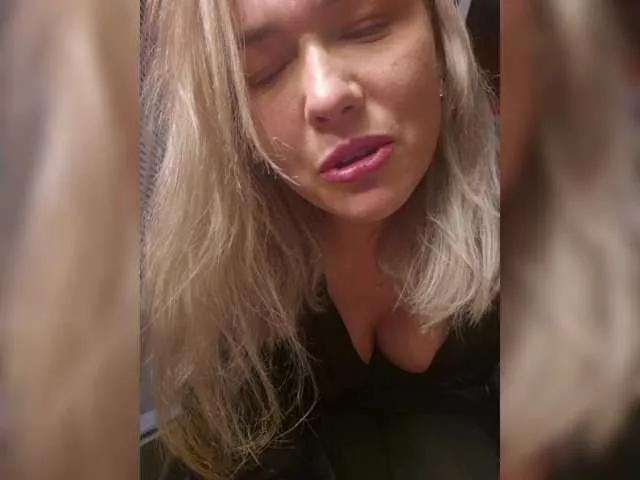 Yesenia-1 on BongaCams 