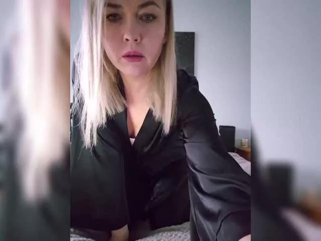 Yesenia-1 on BongaCams 