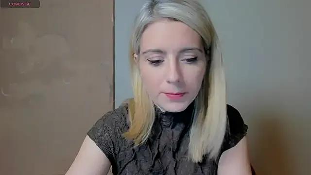 StripChat Lisaonthemoon is Freechat Lisaonthemoon — Last tipper gets 3 Videos