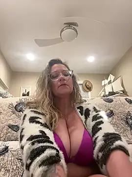 Aleesa_milfxo on StripChat 